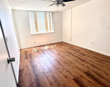 2830 Somerset Drive - Photo Thumbnail 8