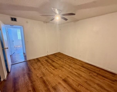 2830 Somerset Drive - Photo Thumbnail 9