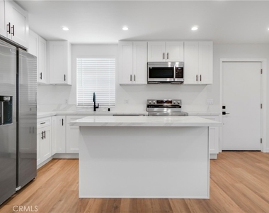 16120 Haynes Street - Photo Thumbnail 6