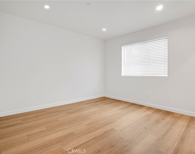 16118 Haynes Street - Photo Thumbnail 18