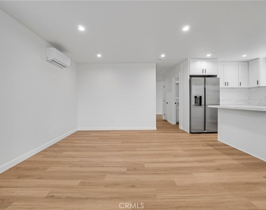 16118 Haynes Street - Photo Thumbnail 10