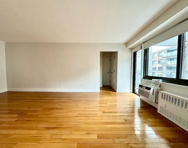 West 96th Street - Photo Thumbnail 4