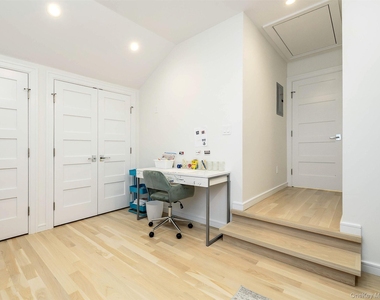 27 Pine Street - Photo Thumbnail 32