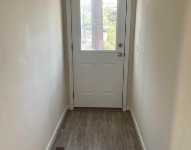 395 Shorewood Dr - Photo Thumbnail 12
