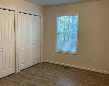 395 Shorewood Dr - Photo Thumbnail 14