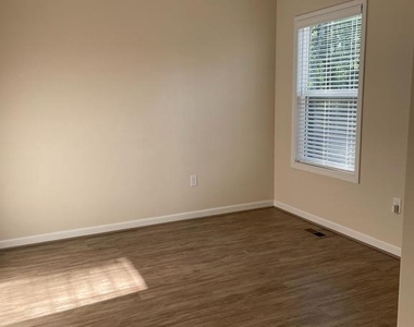 395 Shorewood Dr - Photo Thumbnail 3