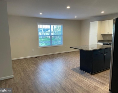 395 Shorewood Dr - Photo Thumbnail 8