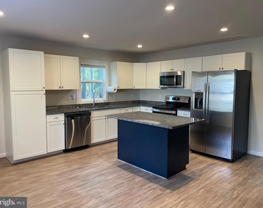 395 Shorewood Dr - Photo Thumbnail 6