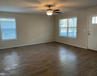 395 Shorewood Dr - Photo Thumbnail 2