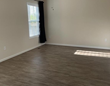 395 Shorewood Dr - Photo Thumbnail 5