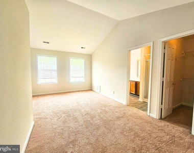 303 Dundee Place - Photo Thumbnail 12