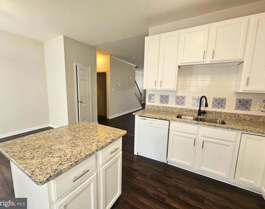 303 Dundee Place - Photo Thumbnail 7