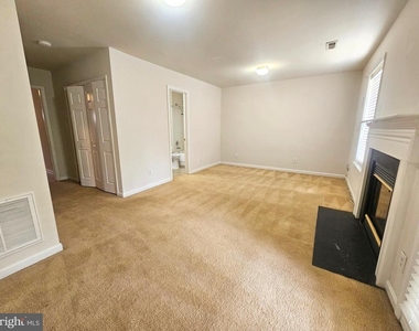 303 Dundee Place - Photo Thumbnail 2