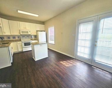 303 Dundee Place - Photo Thumbnail 6