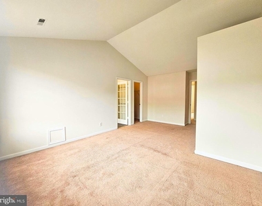 303 Dundee Place - Photo Thumbnail 11