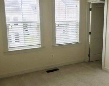 201 Shamrock Drive - Photo Thumbnail 18