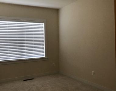201 Shamrock Drive - Photo Thumbnail 10