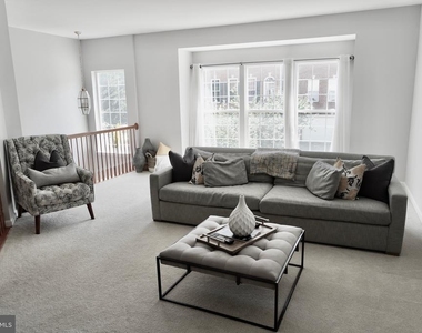8275 Shannons Landing Way - Photo Thumbnail 8