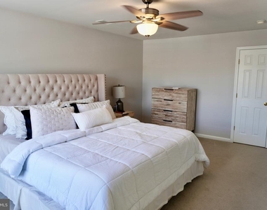 8275 Shannons Landing Way - Photo Thumbnail 15