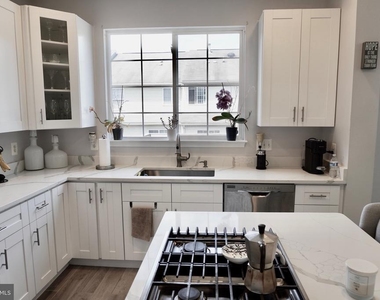 8275 Shannons Landing Way - Photo Thumbnail 3