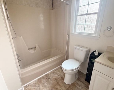 824 Summit Avenue - Photo Thumbnail 10