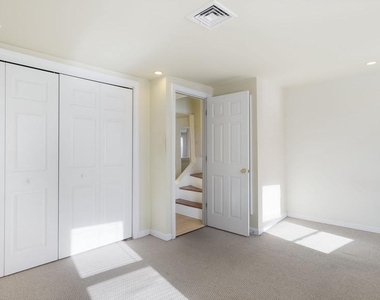 731 Carpenter Street - Photo Thumbnail 15