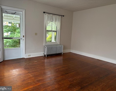 132 Plant Avenue - Photo Thumbnail 3