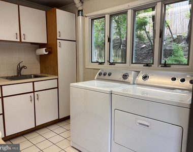 132 Plant Avenue - Photo Thumbnail 7