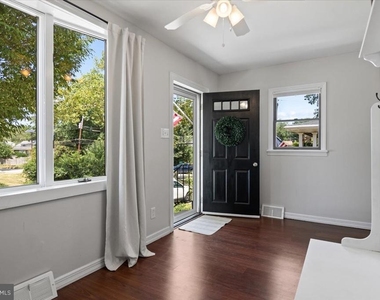 158 Lafayette Road - Photo Thumbnail 4