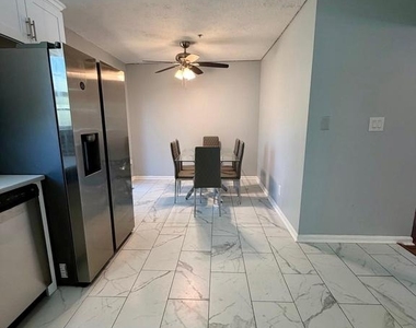 9804 Royal Commerce Place - Photo Thumbnail 5