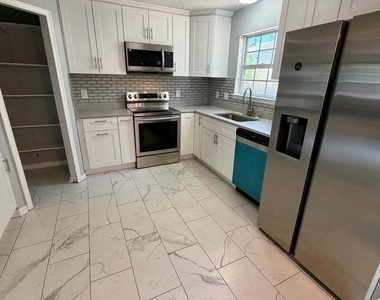 9804 Royal Commerce Place - Photo Thumbnail 3