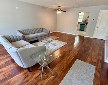 9804 Royal Commerce Place - Photo Thumbnail 1