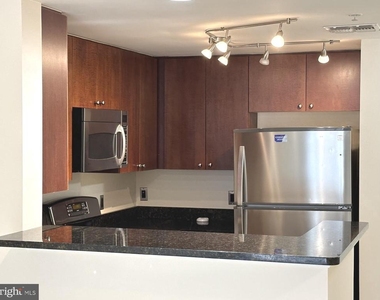 930 Wayne Avenue - Photo Thumbnail 7
