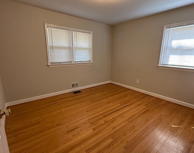 5118 Avoca Avenue - Photo Thumbnail 10
