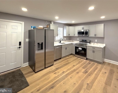 3703 6th Street - Photo Thumbnail 3