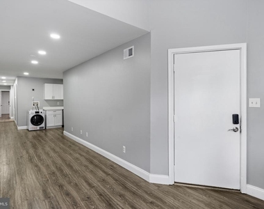 823 Newington Avenue - Photo Thumbnail 3