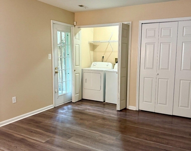 2202 Commissary Circle - Photo Thumbnail 5