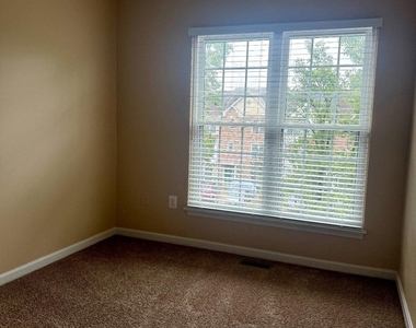 2202 Commissary Circle - Photo Thumbnail 16