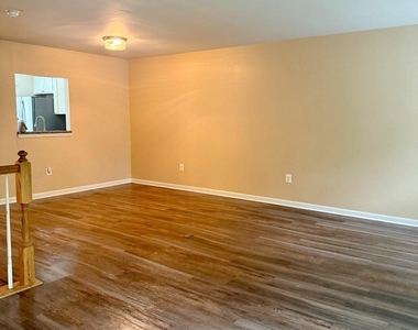 2202 Commissary Circle - Photo Thumbnail 7