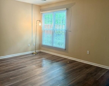 2202 Commissary Circle - Photo Thumbnail 4
