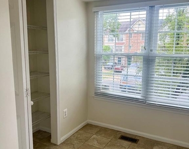 2202 Commissary Circle - Photo Thumbnail 11