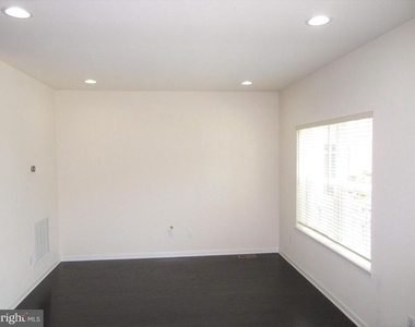 220 Jenny Drive - Photo Thumbnail 4