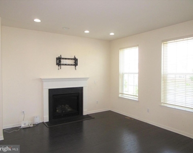 220 Jenny Drive - Photo Thumbnail 5
