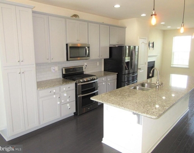 220 Jenny Drive - Photo Thumbnail 2