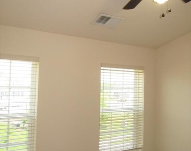 220 Jenny Drive - Photo Thumbnail 10