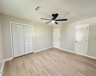4050 Arckelton Drive - Photo Thumbnail 15