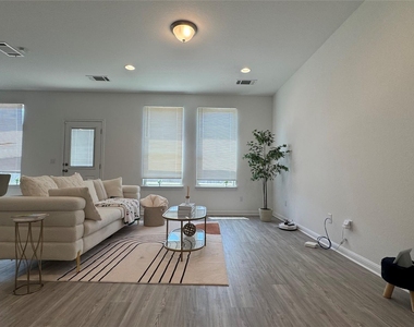 6915 Tiznow Ln - Photo Thumbnail 5