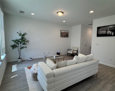 6915 Tiznow Ln - Photo Thumbnail 6