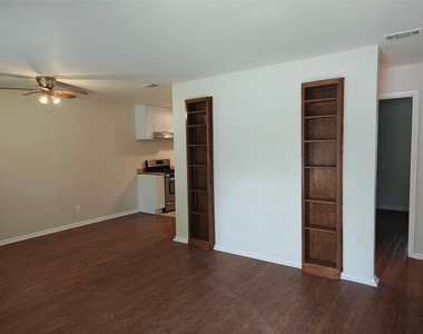 3207 Locke Ln - Photo Thumbnail 4