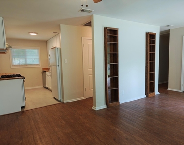 3207 Locke Ln - Photo Thumbnail 6